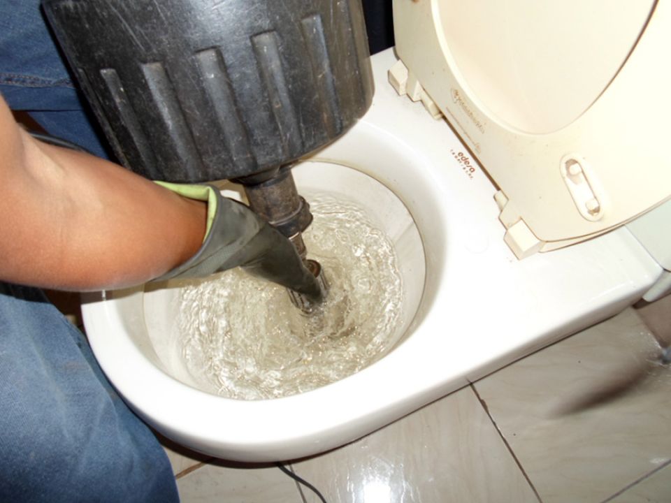 Instalación de artefactos sanitarios en Estación Central